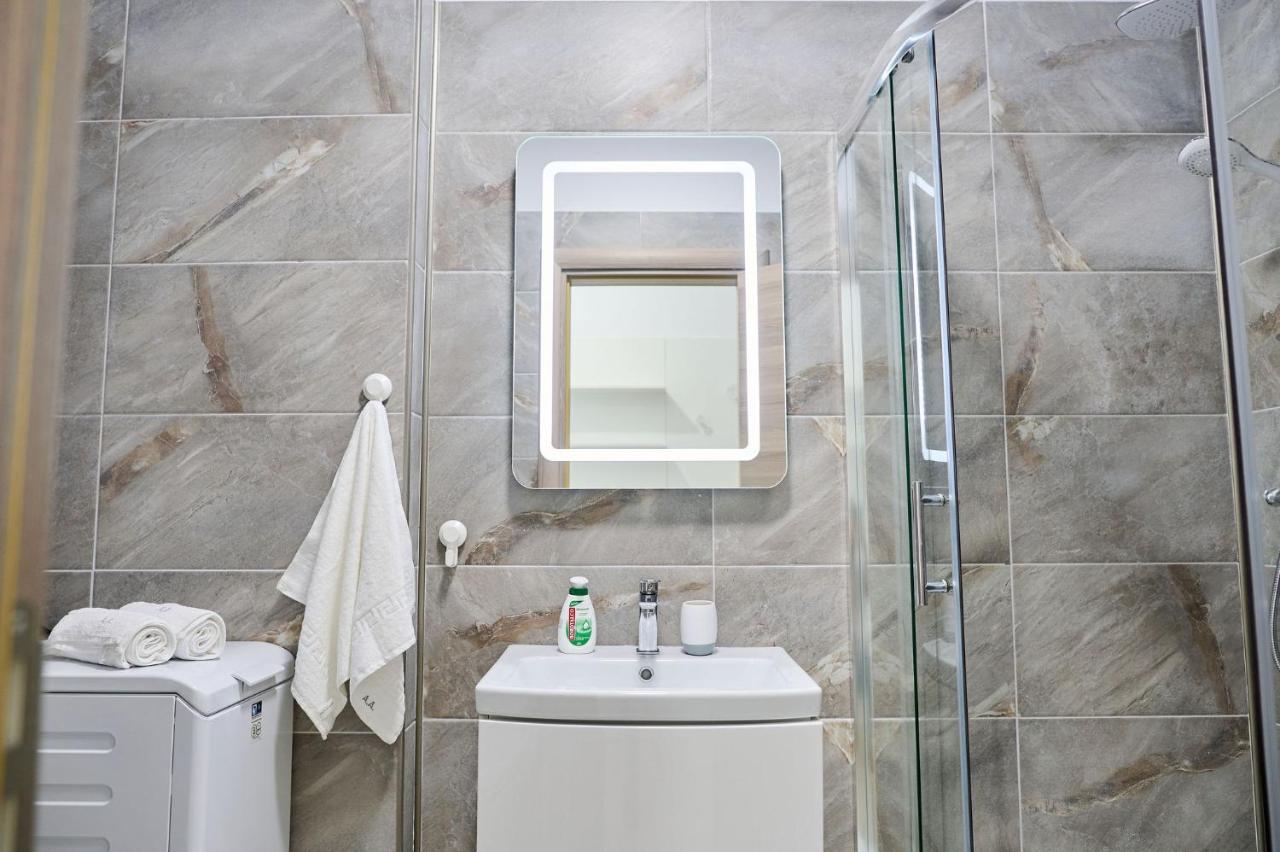 Seascape Apartment Spa N Pool Beach Resort Mamaia Exteriör bild