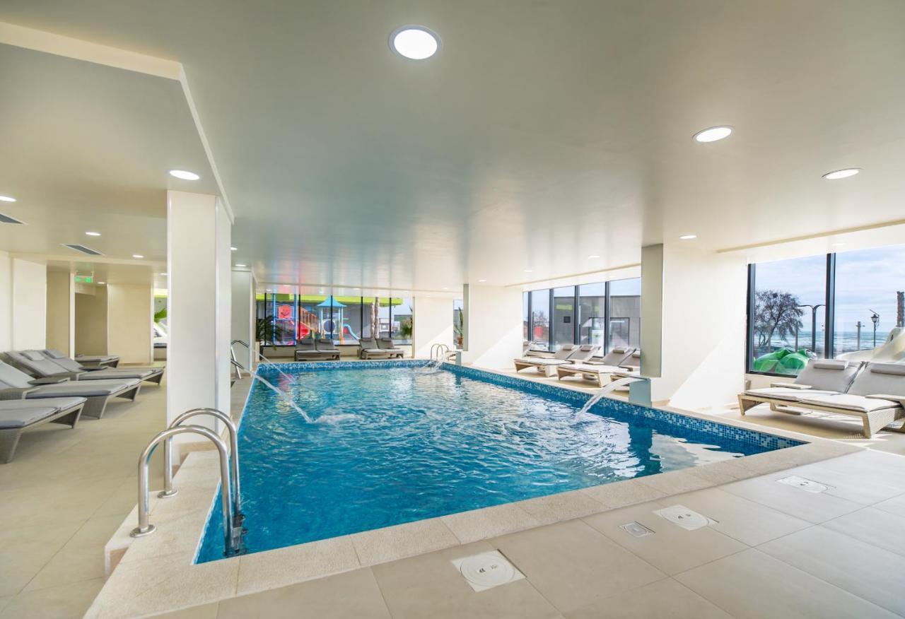 Seascape Apartment Spa N Pool Beach Resort Mamaia Exteriör bild